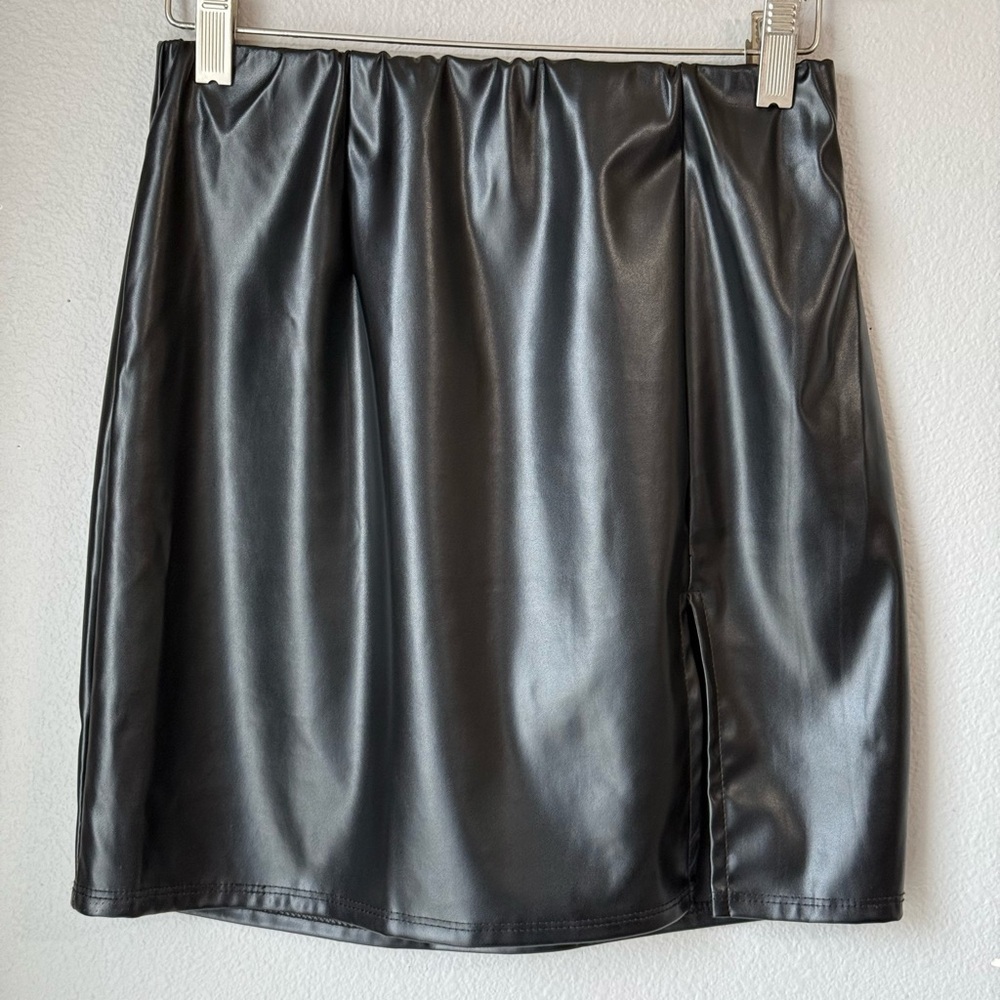 Timing Black Faux Leather Mini Skirt Women’s Size Medium Slit Pull On